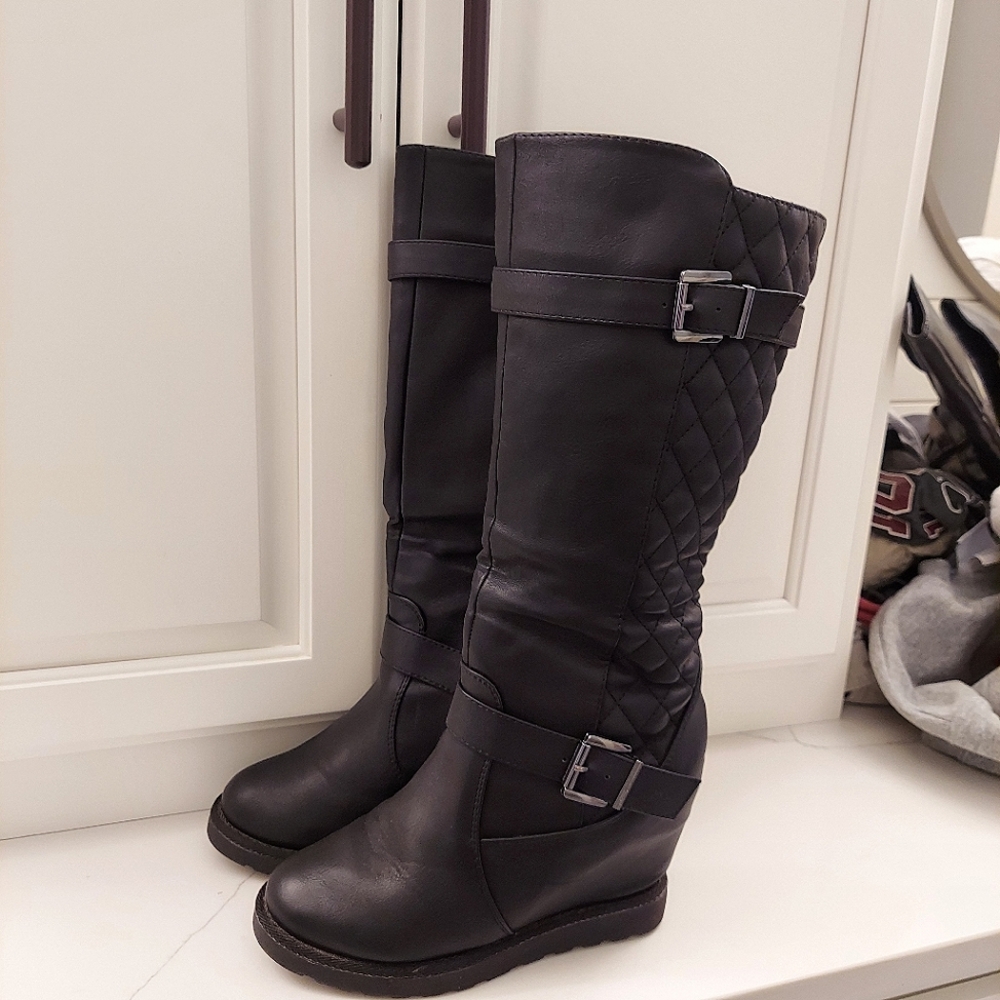 Wedged boots.